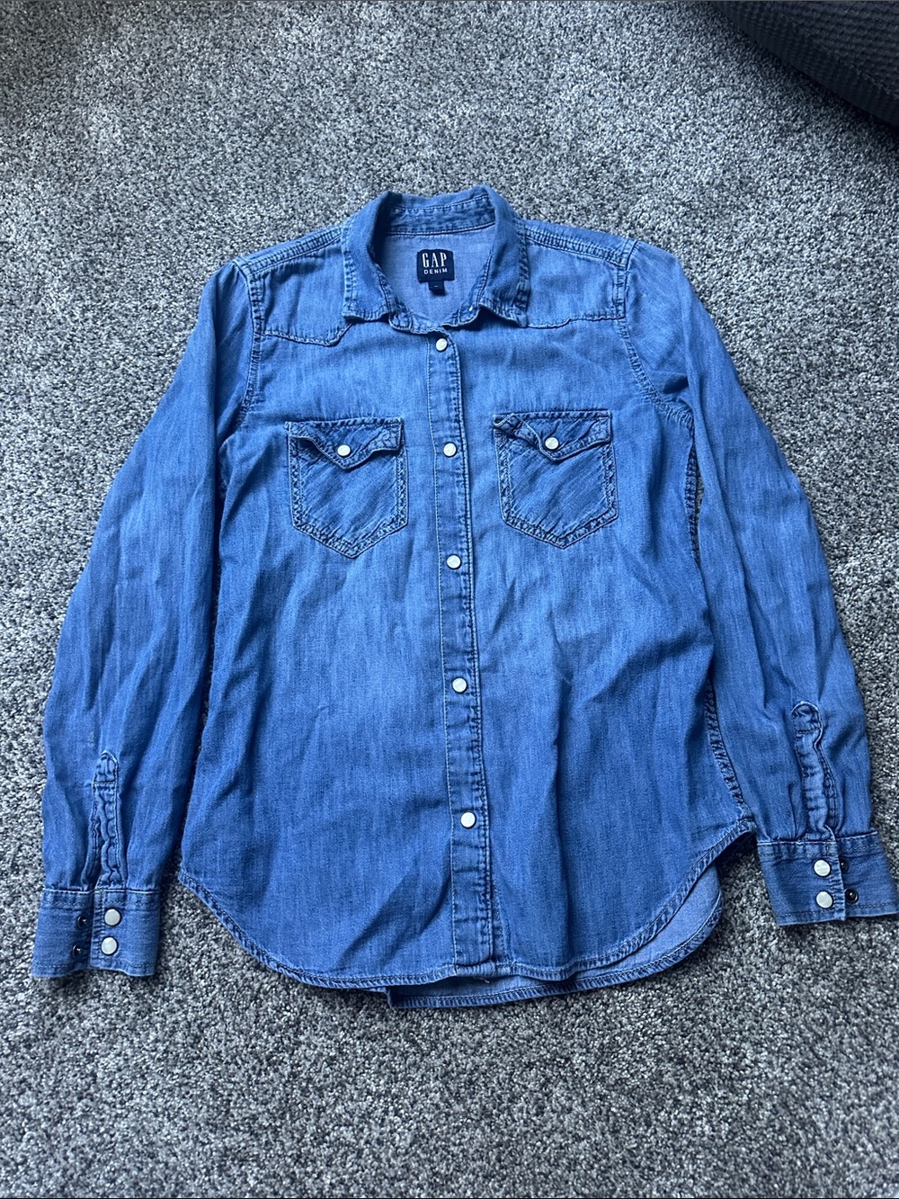 GAP Women’s XS Blue Denim Button-Down Shirt